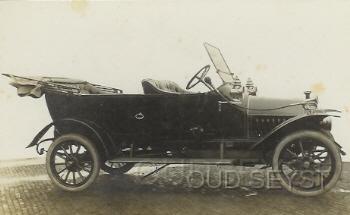 Benz Torpede 44.jpg - Firma Broederlet verkocht vanuit de 1e Dorpsstraat diverse oude auto's waaronder deze: Benz Torpedo 20 pk. Eigenaar auto: Jhr. V. Tets v. Goldschalksoord (Valckenbosch) Opname tussen 1910-30